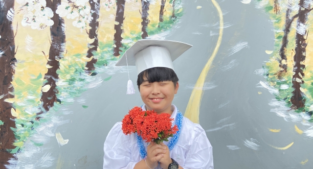<br>
	안녕하세요 T.LOU 입니다. JJES 2022 WINTER CAMP 의 졸업식을 맞이해 학생들의 토가 사진을 촬영 했습니다. 필리핀만의 독특하고 예쁜 새하얀 토가를 입은 아이들의 예쁜 미소가 돋보인 하루였습니다. 벌써부터 한국...
