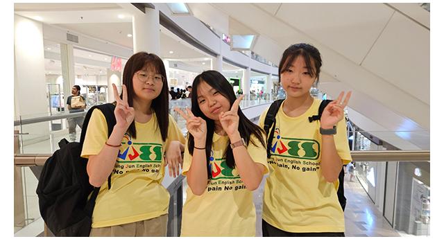 <br>
	안녕하세요, JJES M.Dohan 입니다. 이번 주 일요일, 학생들은 한국으로 돌아가기 전 마지막 쇼핑을 다녀왔습니다. 학생들은 더 많은 용돈을 활용해 한국에서 만날 부모님과 친구들을 위한 선물을 고르거나, 평소 갖고...