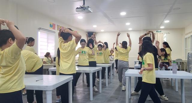 <br>
	안녕하세요~ JJES M.Dohan입니다. 이번 주 수요 액티비티에서는 Movie Vaca 와 Pop Song Class 이후 P.E Class에서 원어민 선생님들과 함께 “Clap, Boom, Pen!”, “Pick me up” 등의 신나는 활동을 하고, Action Relay...
