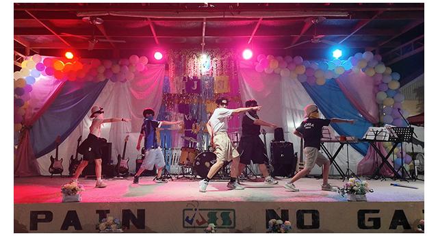 <br>
	안녕하세요, JJES M.Dohan 입니다. 2월 26일 목요일 졸업식 이후 졸업파티가 진행되었습니다. 학생들은 캠프에서의 마지막 날을 장식하기 위해 틈틈히 준비해온 장기자랑과 MIE수업으로 배운 밴드 무대 등을 보여주기...