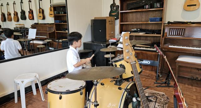 <br>
	안녕하세요, JJES M.Dohan입니다. 오늘은 학생들의 M.I.E (Musical Instrument in English) 클래스 모습을 소개해드리려 합니다~🎶 M.I.E 클래스는 세부의 다른 어학원에서는 찾아보기 힘든, JJES만의 독창적인 프로그...