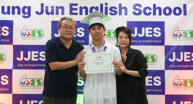 <br>
	안녕하세요. JJES M.Dohan 입니다. 2025년 8월 22일, 2025 여름캠프 8월 Monthly Scholarship 수상이 진행되었습니다. 한 달 동안 학업과 생활 태도에서 우수한 모습을 보여준 학생들에게 많은 격려와 칭찬 부탁드립...