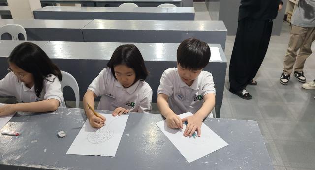 <br>
	안녕하세요 M.Sarah 입니다. 지난주 금요일에는 필리핀의 대표 과일 망고에 대해서 알아보는 활동을 진행하였습니다. 망고나무를 상상하여 그려보고 망고나무가 어떻게 자라는지 알아본 후 직접 망고나무를 보러 갔습...