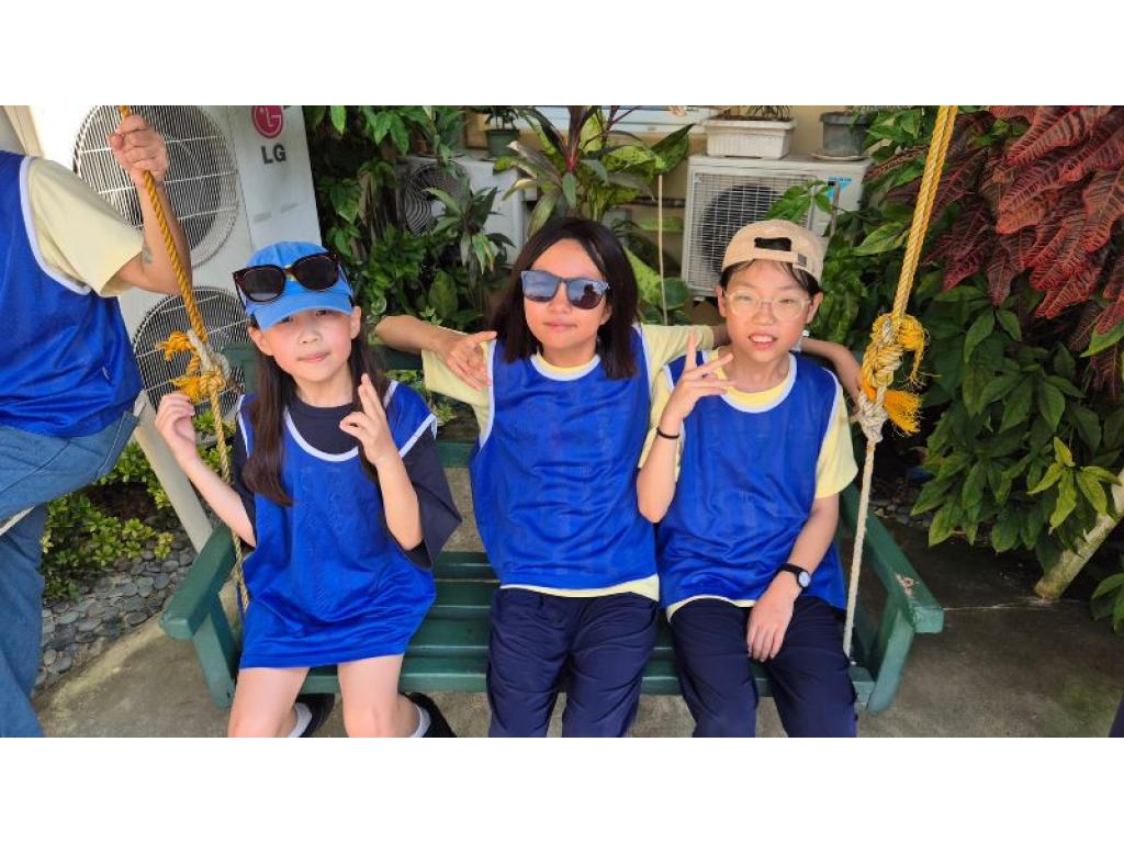 안녕하세요, JJES T.Lina입니다. 이번 Sports Festival은 팀별 치어리딩을 시작으로 단체 줄넘기, 줄다리기, 축구, 수영까지 다양한 종목으로 진행되었습니다! 친구들과 함께 전략을 세우고, 서로를 응원하며 각 종목...