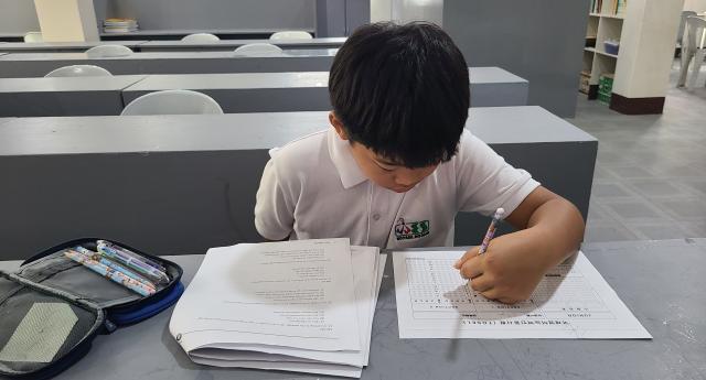 <br>
	안녕하세요 M.Dohan 입니다. JJES에서는 매주 LEVEL TEST/TOSEL/TOPEL(구PELT) 등 다양한 시험으로 학생들의 영어 실력을 평가하고 있습니다. 이번 시험은 TOSEL로, 이는 비영어권 국가들의 영어 사용자들을 대상으로...