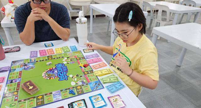 <br>
	안녕하세요~ JJES M.Dohan입니다. 지난 주말, 학생들과 한국인 선생님들과 함께 캠퍼스에서 다양한 액티비티를 즐겼습니다. 보드게임으로 서로를 알아가고, 영화도 함께 시청하며 여유로운 시간을 보내고, 저녁에는 ...