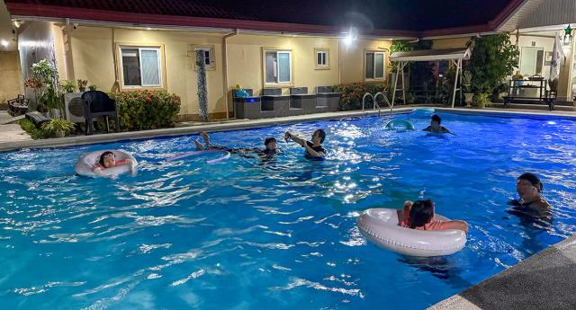 <br>
	안녕하세요~ JJES M. Dohan입니다. 지난 12월 23일 크리스마스 연휴를 맞아, 학생들과 선생님들이 함께 깜짝 야간 수영 액티비티를 진행했습니다 🎄🌙🏊 ♂️ 캠퍼스에서 시원한 밤공기를 느끼며 수영을 즐기고, 물놀이가 ...