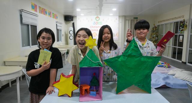 <br>
	안녕하세요~ JJES M. Dohan입니다. 지난 12월 24일 크리스마스 이브를 맞아, 학생들과 함께 파자마 파티를 진행했습니다 🎄🎅✨ 편안한 파자마 차림으로 모여 크리스마스 랜턴 만들기와 크리스마스 카드 만들기를 하며 ...