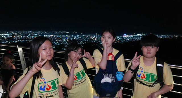 <br>
	안녕하세요~ JJES M. Dohan입니다. 12월 25일 크리스마스를 맞아 학생들과 함께 Tops 야경투어를 다녀왔습니다. 🎄 아얄라몰에서 쇼핑을 즐긴 후 Mr. A 레스토랑에서 외식을 하고, 이어 Tops 전망대를 방문해 세부의 ...